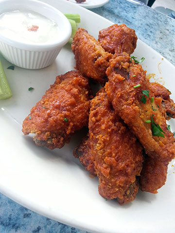 bafflo wings with dipping sauce