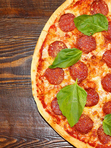 Pizza with spinach and pepperoni